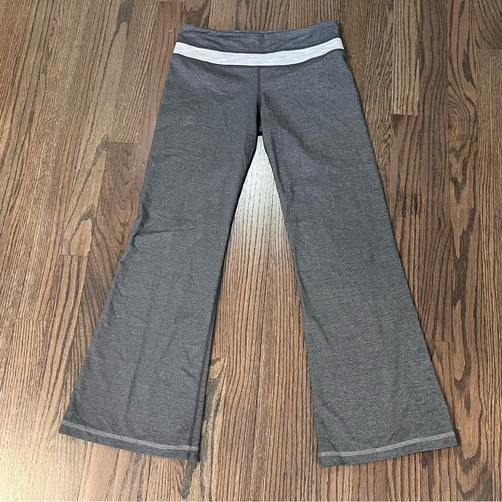 Lululemon | Gray Flare leggings Midrise women’s size 6 29” inseam yoga EUC